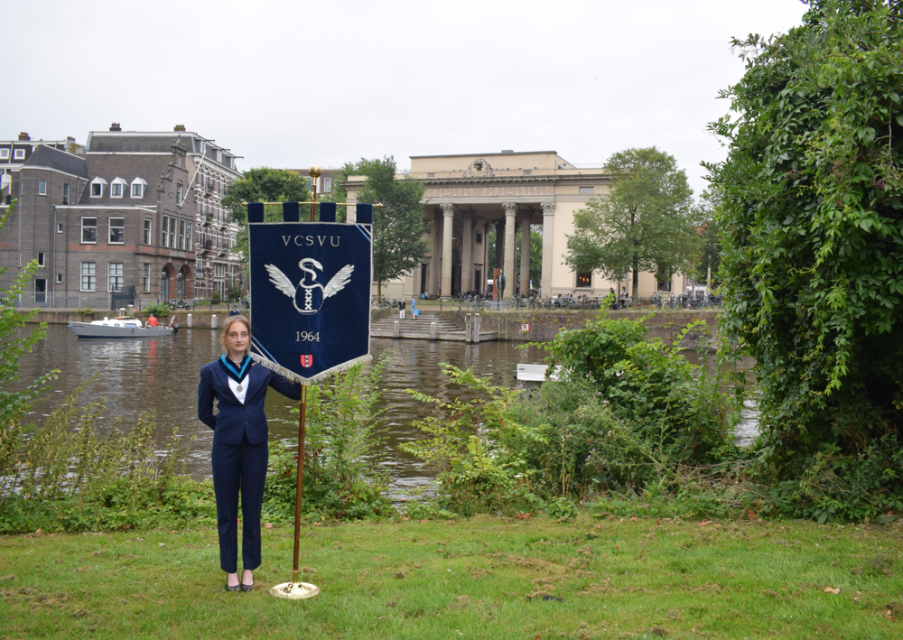 Oud-Secretaris, Bloeme de Jong